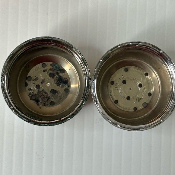 Vintage Amber Glass Salt and Pepper Shaker Set Silver Tone Screw on Plastic Caps - Picture 7 of 12